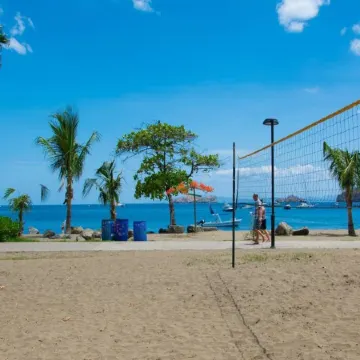 Luxe! Impressively Designed 2nd-Floor Unit in Coco Done in Red and Orange Hues
