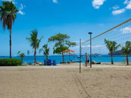 Luxe! Impressively Designed 2nd-Floor Unit in Coco Done in Red and Orange Hues