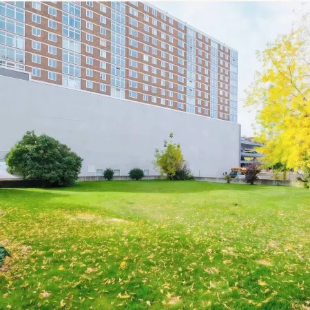 Stylish Downtown Condo Near Rogers Place l Parking, Gym, Balcony & Kitchen