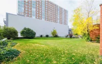 Stylish Downtown Condo nr Rogers Place l Full Kitchen, Balcony, Pool & Gym