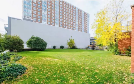 Stylish Downtown Condo Near Rogers Place l Parking, Gym, Balcony & Kitchen Отели рядом с достопримечательностью «Art Gallery of Alberta»