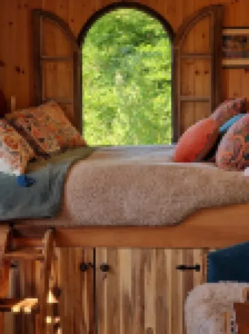 Romantic Luxury Shepherd’s Hut (Wagon) Near London & Windsor