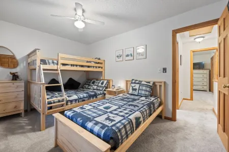 Minutes Away from Cranmore & Attitash!! Private & Spacious Family Home Sleeps 8! Отели в г. Конуэй