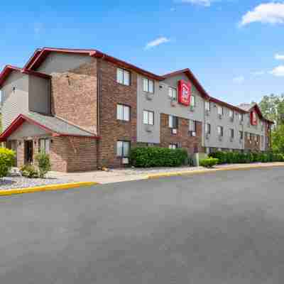 Red Roof Plus+ Belleville Hotel Exterior