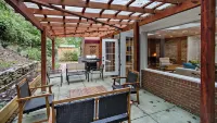Stay,Work,Thrive on the premier House, Entire home in McLean Отели рядом с достопримечательностью «Мадейра Скул»