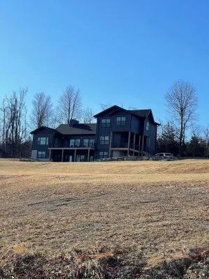 Stunning 10-Acre Luxury Retreat Breathtaking Views – 4Br, 4BA Near NYC & Warwick Hotels in Warwick