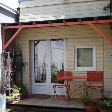 Fully equipped studio with private parking