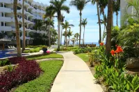 Surf and Chill: Beachfront 2-bed condo with pools, gym, steps to surf breaks