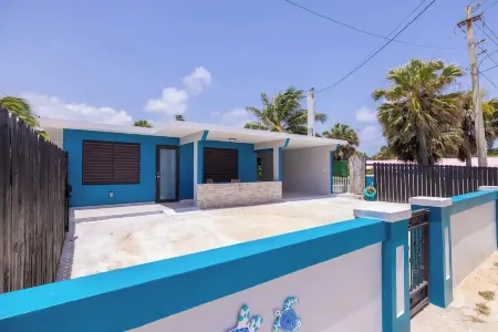 Spacious 4-Bedroom House in a great location in Jobos Beach, Isabela. WIFI & A/C