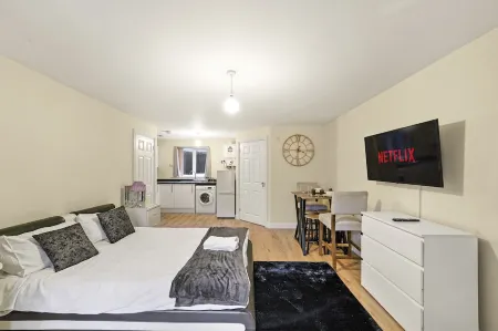 LT Properties Lovely Studio Apartment Отели в г. Латон