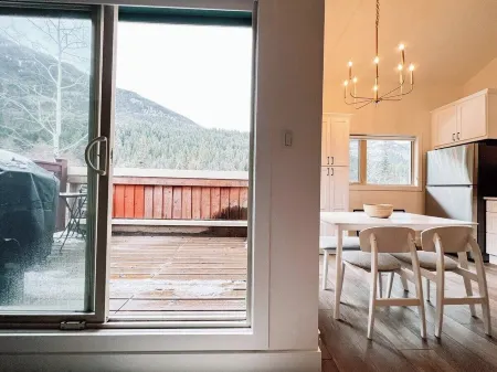 Adventure Awaits: Cozy 2-Bedroom Loft Steps from Ski Lifts and Toby Creek