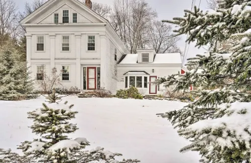 1860 6 Bedroom Farmhouse with Hot Tub Close to Sunday River Các khách sạn ở Rumford