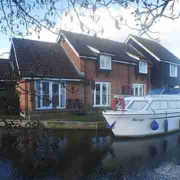 Cosy and comfortable Riverside Cottage in Wroxham, the Gateway to the Broads Hotel Exterior