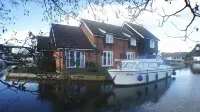 Cosy and comfortable Riverside Cottage in Wroxham, the Gateway to the Broads
