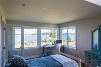 "The WhaleHouse"~ Upscale, 4000 Sq Ft Home For Large Family / 3.8 acres Hotels near Copper Maker