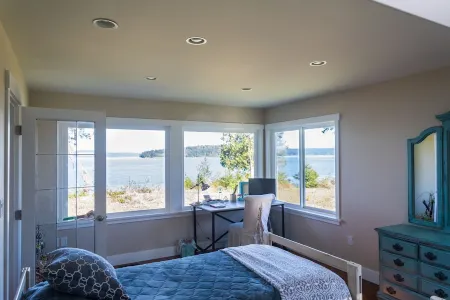 "The WhaleHouse"~ Upscale, 4000 Sq Ft Home For Large Family / 3.8 acres