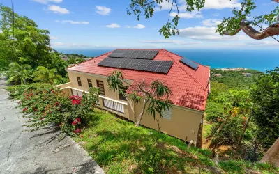 GORGEOUS! Hilltop Villa - Amazing Views from 2 spacious decks-centrally located!