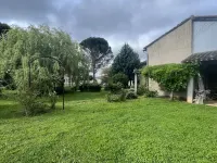 The countryside in the city center, swimming pool, large garden, quiet. Hotels in Gaillac