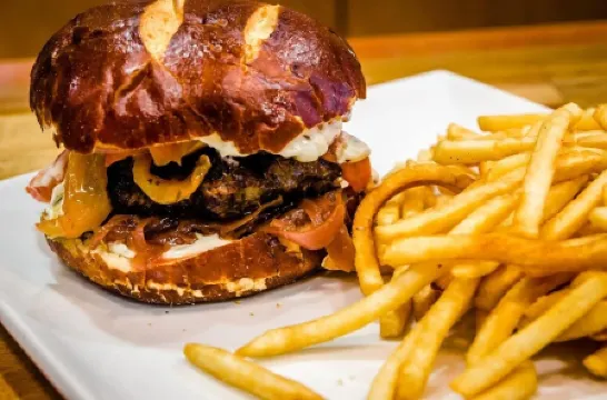 Newly built 2 bedroom ADU near Beverlywood. 5 minutes to Rodeo Drive! Отели рядом с достопримечательностью «Родео Драйв»