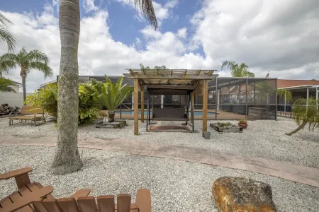 Joyful Waterfront Heated Pool 30d+ discount 3b-2bth full of games Отели в г. Apollo Beach