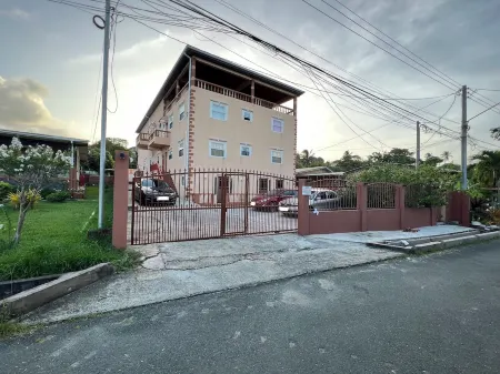 Cozy and Spacious Apartment in Lambeau, Tobago Отели в г. Сигнал Хилл