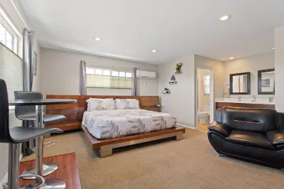 5 MIN TO LAX, Private entrance studio apartment. Pet friendly apartment Hotels near Landmark