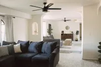 The Desert Sunset: 4 Bdr, 5 Beds, Fast Wifi, Large TV, Large Private Pool,