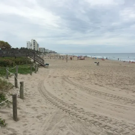 FABULOUS 1BR/1BTH CONDO - 1/2 BLOCK TO BEACH