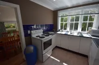 Charming older style cottage . - 2 ดาว