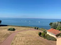 FACING THE SEA, Very nice apartment T2, large balcony and beach below - 2つ星