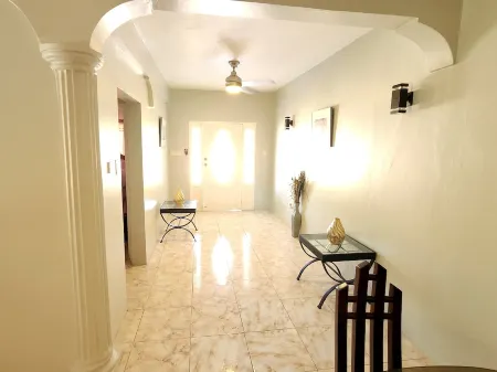 PENTHOUSE VIEW AND FLATS VACATION HOME 1)