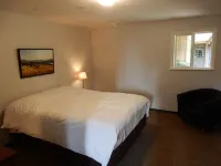 Silver Star Road Suites - Detached Two Bedroom Suite