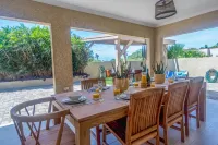 “Villa Oasis” Walking distance to beach, supermarket and restaurants.