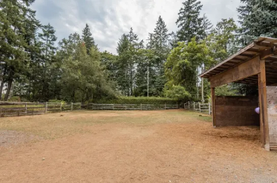 2 Bedroom suite with hot tub! Minutes to local attractions, trails and dining