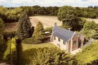 Beautiful School House In Norfolk Отели рядом с достопримечательностью «Brundall Gardens Marina»