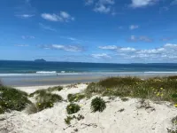 BEACHFRONT holiday home with stunning views& modern comforts -1h35 from Auckland