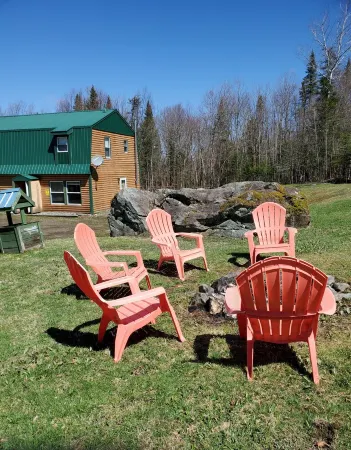 The Hilltop - DIRECT ATV - Snowmobile Trail Access Отели в г. Питтсбург