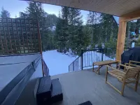 Family cabin sleeps 10 w/ hot tub, games room &  mountain views - 2 mins to base