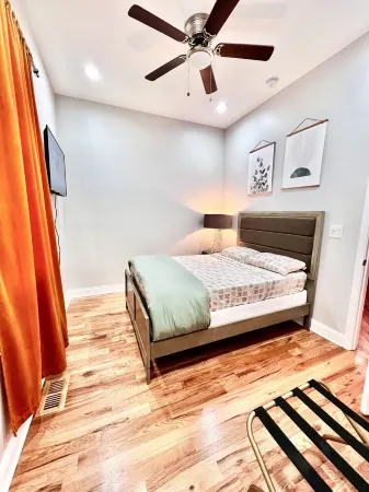 Luxury Apartment in Bronzeville, Just Minutes from Downtown - RSV Now! Отели рядом с достопримечательностью «Университет Чикаго»