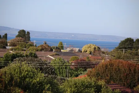 private Modern  studio apartment  with ocean views, balcony and Boat parking