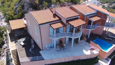 Apartments of 100sqm, with pool, unobstructed sea view, about 250m to the sea