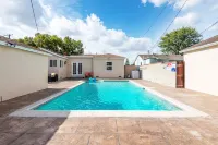 Spacious Charming 4BR 3BA Home with Outdoor Pool & Patio - 수영장