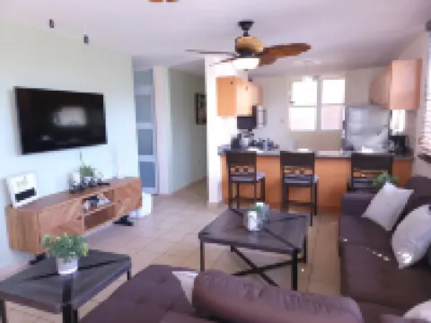 Beach access condo in the heart of Rincón. Short walk to town. Hoteles en Rincón