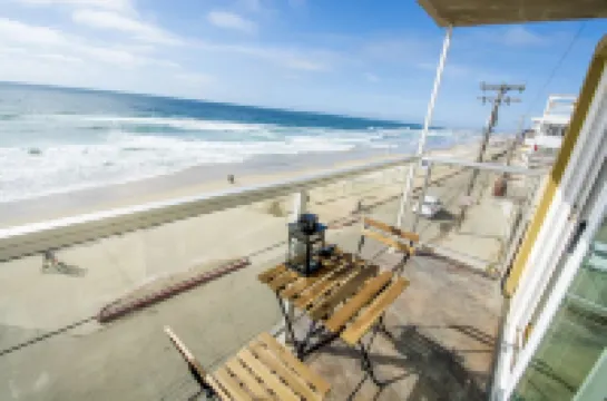 BEACHFRONT, sun, sand & fun - Cozy 1 Bdr Apt