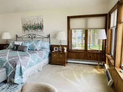 Lakefront Cottage Getaway