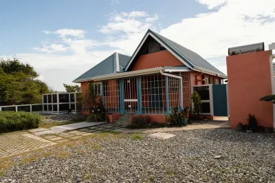 Timeless - Lovely beach cottage. Private pool, ocean view, beach access. R &R ! Hotel a 