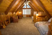 Yosemite Mountain Chalet with private sauna, decks, fireplace, air hockey & WiFi