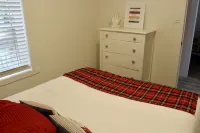 Cozy 4 Season Cottage stunning sunsets on Sparrow LakePet friendly)New Hot Tub Hotels in Severn