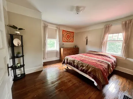 Beautiful Victorian home just minutes away from, town, sking, shopping, nature Отели в г. Фейетт