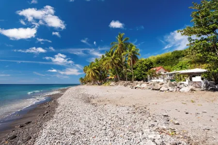 Peaceful villa on the beach - Little Beach House Отели в г. Сен-Пьер